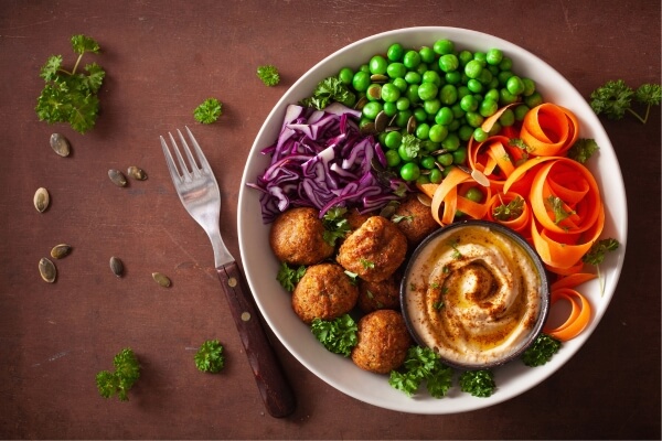 Imagem ilustrativa de pratos coloridos e saudáveis representando a gastronomia sustentável e ética