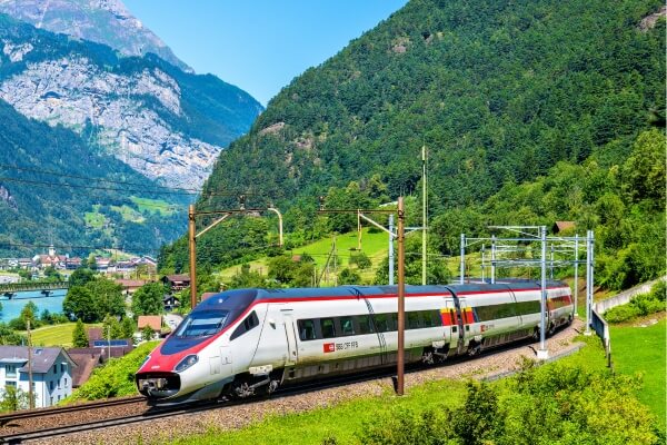 : Viagem de trem pelos Alpes suíços, com vista panorâmica de montanhas.