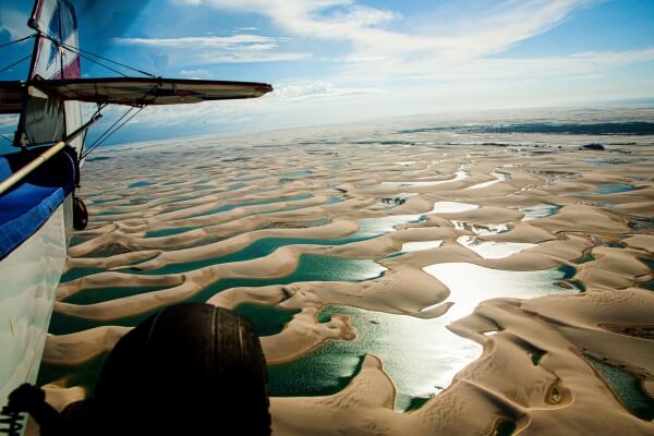 Dunas e lagoas cristalinas no Parque Nacional dos Lençóis Maranhenses.