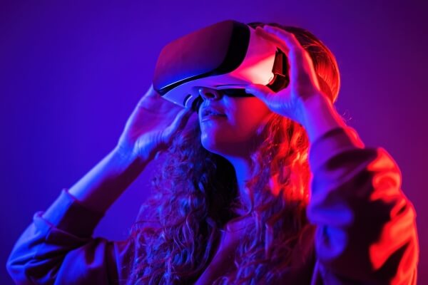 Imagem representativa da Realidade Virtual e Aumentada em ação, mostrando uma pessoa utilizando óculos VR.