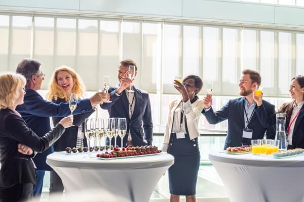 Participantes de evento de negócios em um espaço moderno e elegante